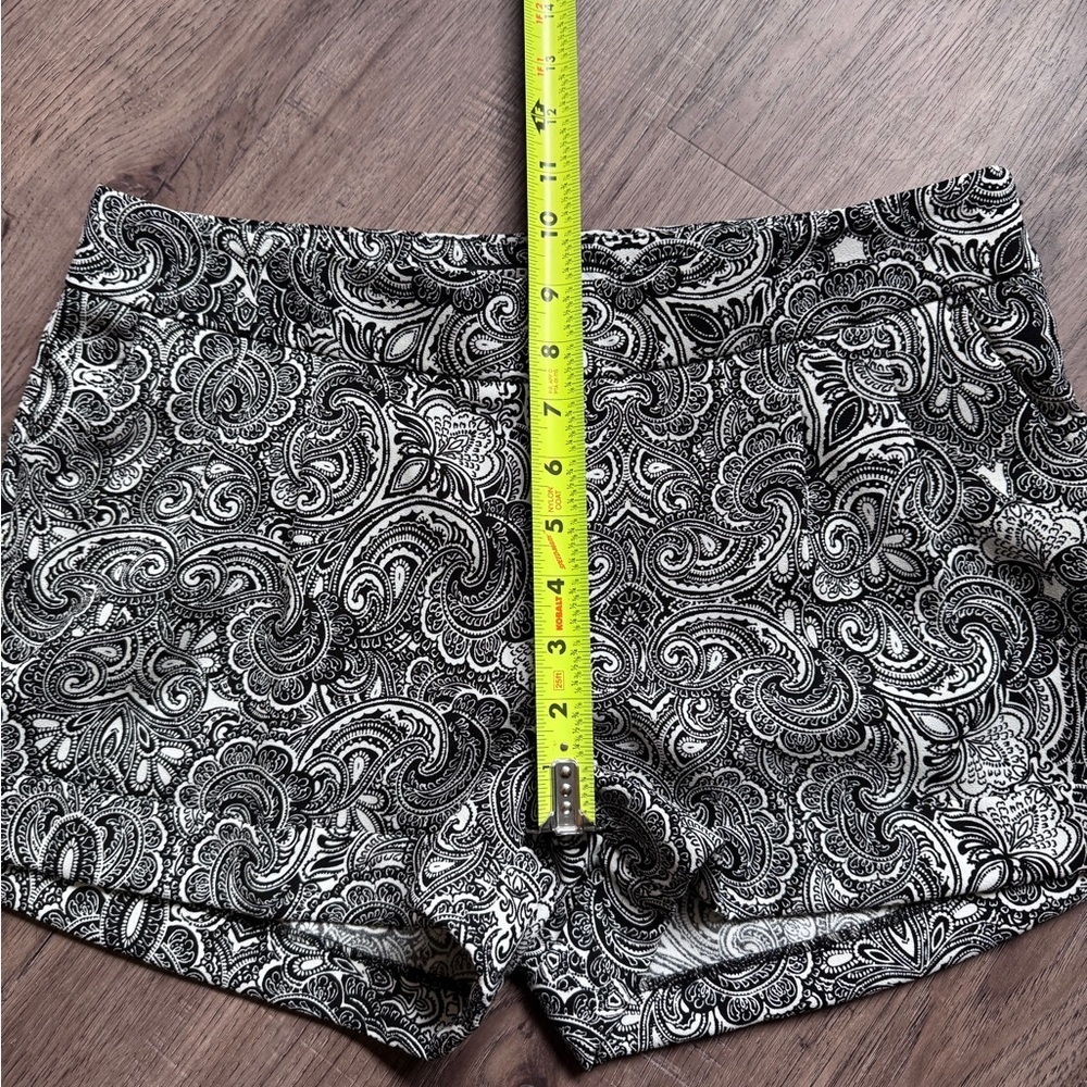 Express Black and White Paisley Shorts - Size 6 - Picture 5 of 14